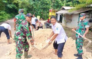 Jalan Desa Gampangsejati Lamongan Akhirnya Mulus, TNI dan Warga Turun Langsung