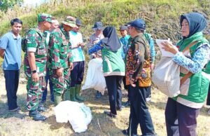 TNI dan Petani Panen Jagung Bareng di Lamongan