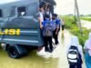 Aksi Polisi Lamongan, Pelajar Dijemput Saat Banjir