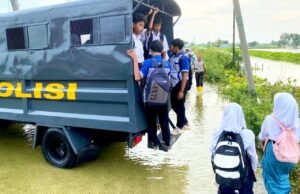 Aksi Polisi Lamongan, Pelajar Dijemput Saat Banjir