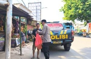 Polsek Baureno Bojonegoro Turun ke Jalan, Warga Terharu Terima Nasi Gratis