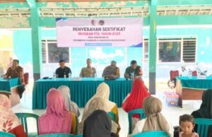 Kapolsek Sumberrejo Bojonegoro Kawal Penyerahan 800 Sertifikat PTSL