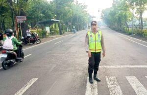Jam Masuk Sekolah, Polisi Turun Langsung Atur Lalu Lintas di Balen Bojonegoro