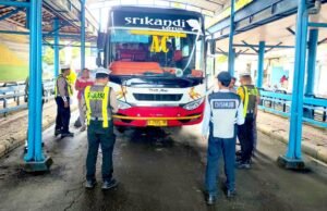 Antisipasi Kecelakaan, Satlantas Lamongan Periksa Ketat Bus Peziarah