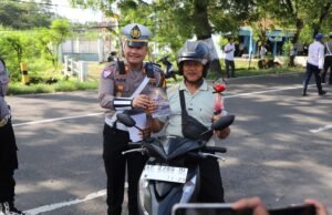 Humanis dan Edukatif, Polisi Magetan Bagi Bunga dan Es Krim Saat Sosialisasi Ops Semeru 2026