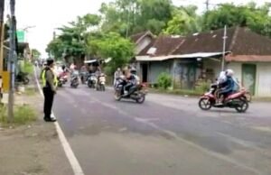 Jam Sibuk Pagi, Polisi Sugihwaras Bojonegoro Siaga di Titik Rawan Lalu Lintas