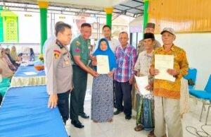 Babinsa Prijekngablak Lamongan Kawal Penyerahan 381 Sertifikat PTSL