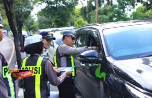 Operasi Keselamatan di Gresik, Pengendara Tertib Dapat Cokelat