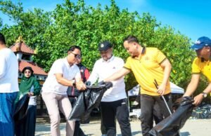 Bupati Gresik Turun Langsung Bersihkan Pantai Dalegan, Ini Pesan Tegasnya