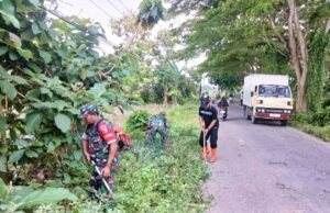 Koramil Laren Lamongan dan Muspika Bersih-bersih Jalan Poros, Warga Apresiasi