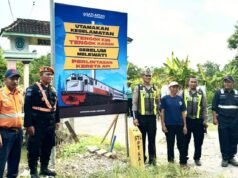 Cegah Kecelakaan, Satlantas Lamongan Pasang Banner di Perlintasan KA Babat