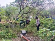 Sambut Ramadan, TNI Polri dan Warga Warukulon Lamongan Kompak Bersihkan TPU