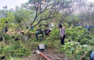Sambut Ramadan, TNI Polri dan Warga Warukulon Lamongan Kompak Bersihkan TPU