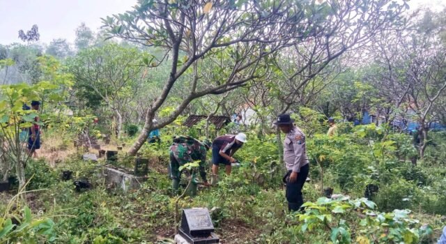 Sambut Ramadan, TNI Polri dan Warga Warukulon Lamongan Kompak Bersihkan TPU