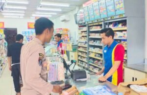 Patroli Dialogis di Indomaret, Polisi Gondang Bojonegoro Ingatkan Warga Kunci Ganda