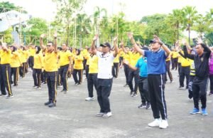 TNI Polri dan Pemkab Kompak Bersih-Bersih Alun-Alun Lamongan