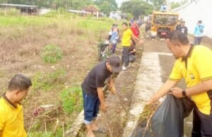 TNI Polri dan Warga Trucuk Bojonegoro Kompak Bersihkan Bengawan Solo