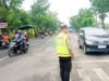 Jam Sibuk Pagi, Polsek Balen Bojonegoro Siaga Atur Lalu Lintas di Titik Rawan
