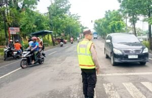 Jam Sibuk Pagi, Polsek Balen Bojonegoro Siaga Atur Lalu Lintas di Titik Rawan