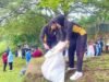 Kapolres Bojonegoro Turun Tangan Bersihkan Taman Bengawan Solo