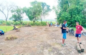 Warga Bayem Kepohbaru Bojonegoro Kompak Bersihkan Makam Jelang Ramadhan