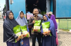 Pasar Murah Ramadhan Gresik Diserbu Warga Pongangan, Beras Laris Sejak Subuh