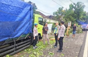 Truk Gandeng Hantam Tiga Rumah di Turi Lamongan