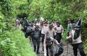 Polres Magetan Gelar Korve di Jalur Pendakian Gunung Lawu, Dukung Gerakan Indonesia ASRI