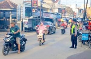 Setiap Pagi Siaga, Polisi Kedungadem Bojonegoro Bantu Anak Sekolah Menyeberang