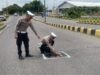 Cegah Laka Lantas, Satlantas Polres Madiun Kota Tandai Jalan Berlubang