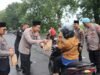 Hari Pertama Ramadan Kapolres Magetan Bagikan Takjil dan Gaungkan Tertib Berlalu Lintas