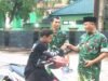 Dandim Lamongan Turun ke Jalan, Aksi Bagi Takjil Bikin Haru Warga