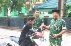 Dandim Lamongan Turun ke Jalan, Aksi Bagi Takjil Bikin Haru Warga