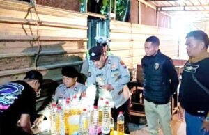 Digerebek Malam Hari, Polres Lamongan Amankan Miras di Pasar Sidoharjo