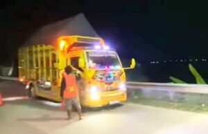 Sopir Truk Dipalak di Portal Jembatan TBB Bojonegoro Blora