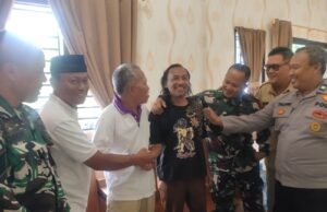 Polres Madiun Kota Bersama Tiga Pilar Mediasi Warga dan Berikan Bantuan untuk ODGJ