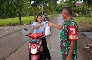 Ramadhan Penuh Berkah Babinsa dan Persit Koramil Kedewan Bagikan Takjil Gratis