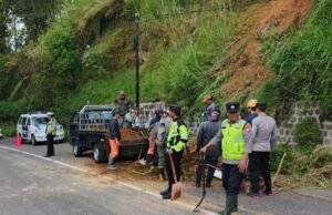 Polisi Magetan Gerak Cepat Tangani Tanah Longsor di Jalur Wisata Sarangan