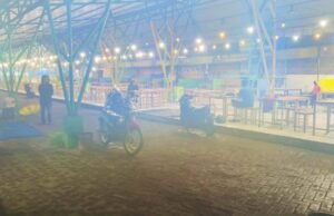 Hujan Deras Guyur Lamongan, Pedagang Takjil Tahan Lapak Jelang Berbuka