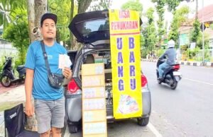 Jelang Lebaran, Uang Baru Diserbu Warga Lamongan