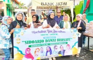 Persatuan Perempuan Sidoarjo Bagi Ribuan Takjil, Sambil Kirim Pesan Tegas untuk Dua Pimpinan Daerah