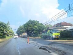 Skandal Proyek Jalan Pakah-Rengel Tuban: Kontraktor Nekat Aspal Saat Hujan Hasilnya Sarang Lebah