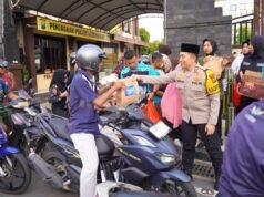 Kapolres Bojonegoro Bagi-Bagi Takjil Bareng Polwan
