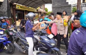 Kapolres Bojonegoro Bagi-Bagi Takjil Bareng Polwan