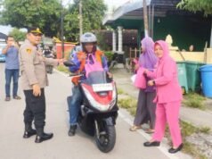 Waspada Jalan Rusak, Pesan Menohok Kapolsek Kalitidu Bojonegoro Saat Bagi-Bagi Takjil