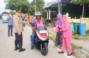 Waspada Jalan Rusak, Pesan Menohok Kapolsek Kalitidu Bojonegoro Saat Bagi-Bagi Takjil