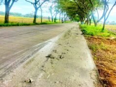 Lumpur Combine Tak Dibersihkan, Motor Warga Lengkong Balen Bojonegoro Tergelincir