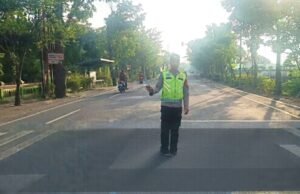 Antisipasi Macet Horor di Perlintasan Kereta, Polsek Balen Bojonegoro Siagakan Personel