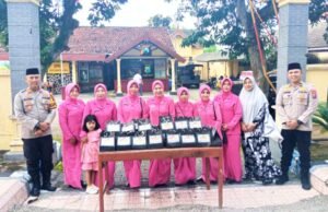 Momen Manis di Tambahrejo: Polsek Kanor Bojonegoro Hadirkan Senyum bagi Pejuang Jalanan