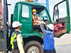 Aksi Kemanusiaan di Pelabuhan: TPS Surabaya Bagi 300 Takjil Gratis Tiap Sore untuk Sopir Truk